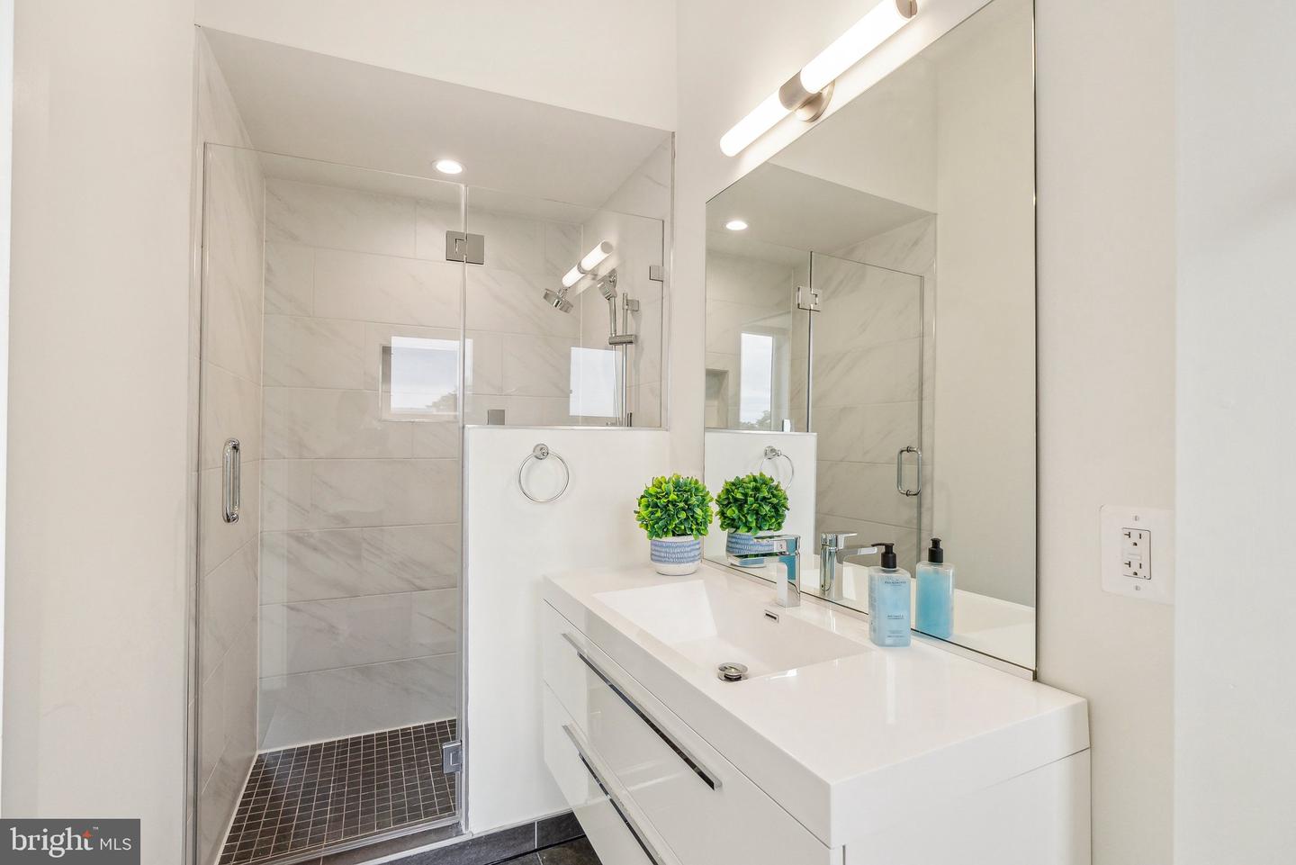 1214 QUEEN ST NE #2, WASHINGTON, District Of Columbia 20002, 3 Bedrooms Bedrooms, 7 Rooms Rooms,3 BathroomsBathrooms,Residential,For sale,1214 QUEEN ST NE #2,DCDC2201966 MLS # DCDC2201966