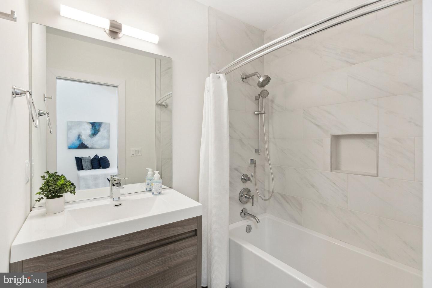 1214 QUEEN ST NE #2, WASHINGTON, District Of Columbia 20002, 3 Bedrooms Bedrooms, 7 Rooms Rooms,3 BathroomsBathrooms,Residential,For sale,1214 QUEEN ST NE #2,DCDC2201966 MLS # DCDC2201966