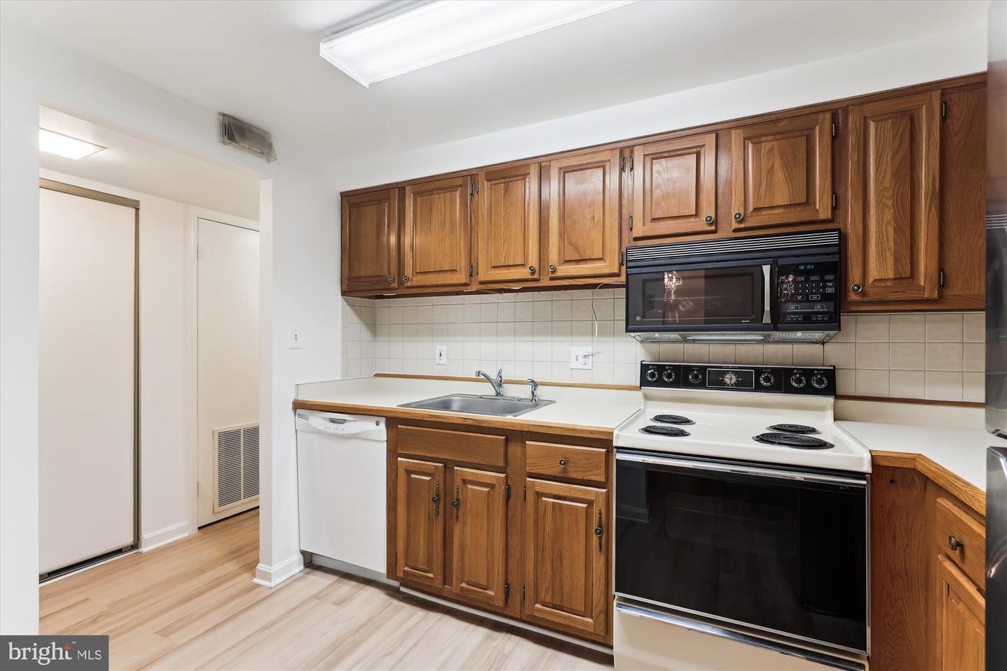 801-NORTH N HOWARD ST #305, ALEXANDRIA, Virginia 22304, 2 Bedrooms Bedrooms, 5 Rooms Rooms,2 BathroomsBathrooms,Residential,For sale,801-NORTH N HOWARD ST #305,VAAX2045632 MLS # VAAX2045632