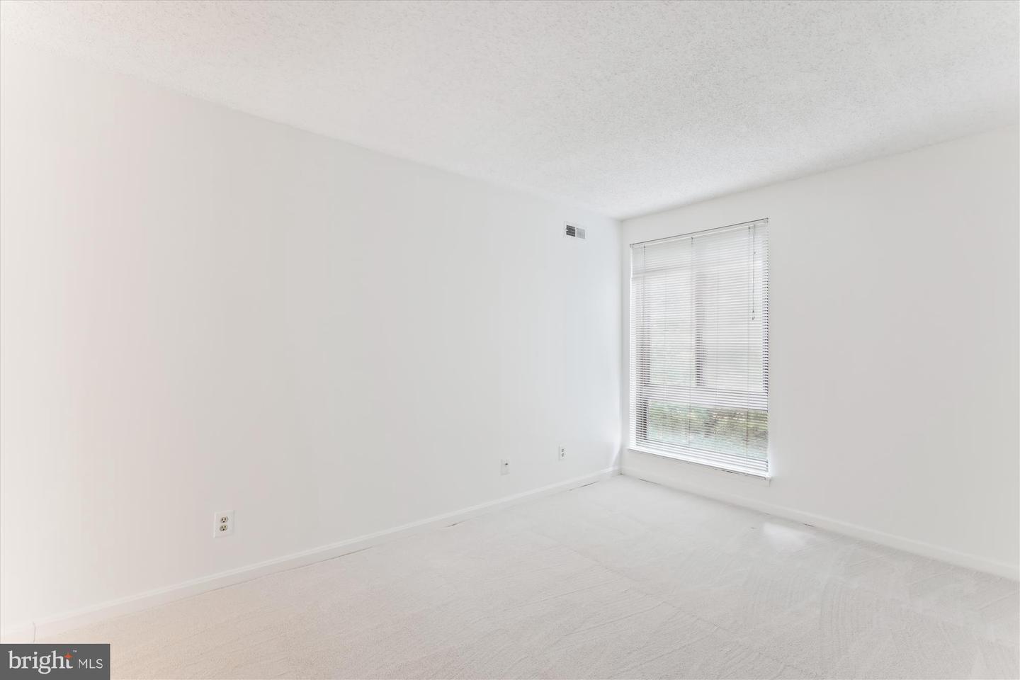 801-NORTH N HOWARD ST #305, ALEXANDRIA, Virginia 22304, 2 Bedrooms Bedrooms, 5 Rooms Rooms,2 BathroomsBathrooms,Residential,For sale,801-NORTH N HOWARD ST #305,VAAX2045632 MLS # VAAX2045632