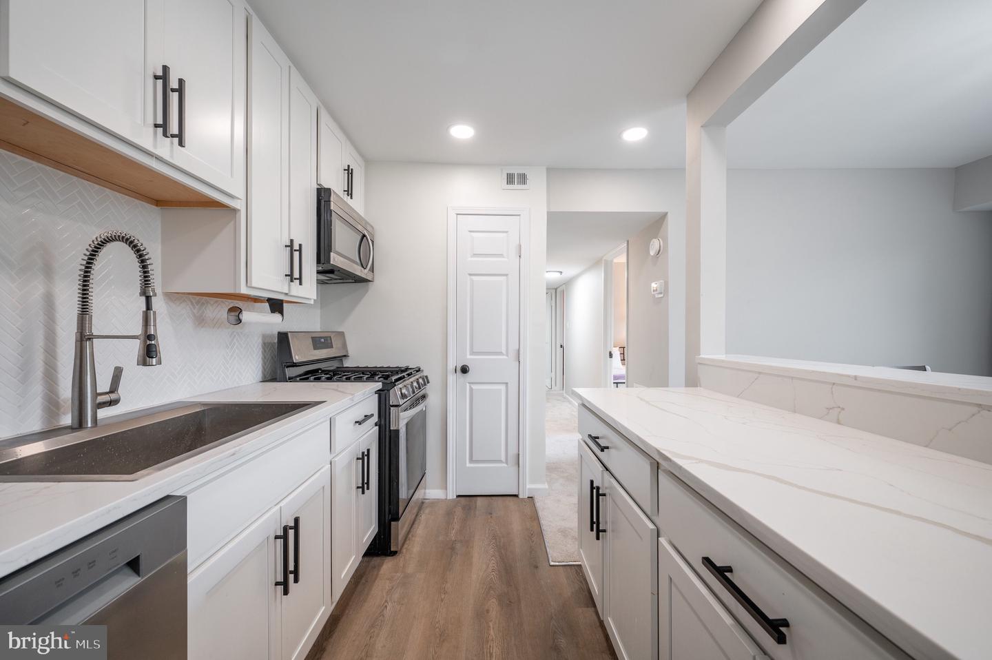 2902 KINGS CHAPEL RD #6, FALLS CHURCH, Virginia 22042, 3 Bedrooms Bedrooms, ,2 BathroomsBathrooms,Residential,For sale,2902 KINGS CHAPEL RD #6,VAFX2242696 MLS # VAFX2242696