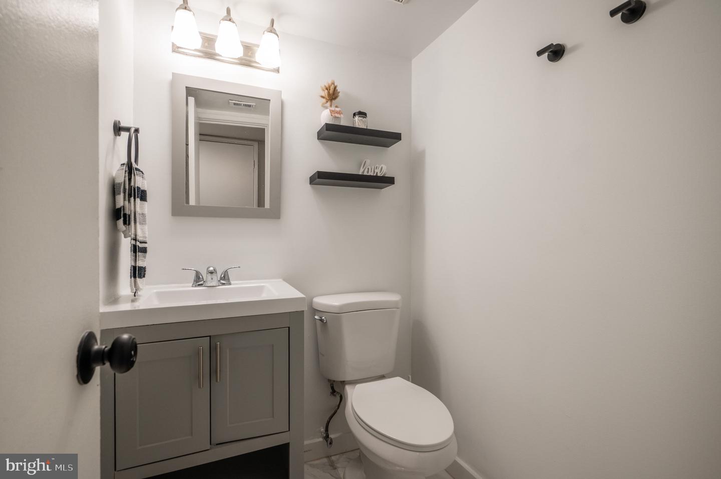 2902 KINGS CHAPEL RD #6, FALLS CHURCH, Virginia 22042, 3 Bedrooms Bedrooms, ,2 BathroomsBathrooms,Residential,For sale,2902 KINGS CHAPEL RD #6,VAFX2242696 MLS # VAFX2242696