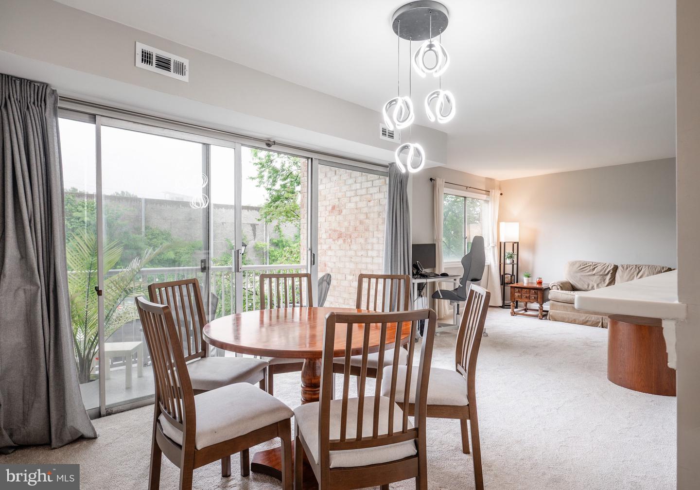 2902 KINGS CHAPEL RD #6, FALLS CHURCH, Virginia 22042, 3 Bedrooms Bedrooms, ,2 BathroomsBathrooms,Residential,For sale,2902 KINGS CHAPEL RD #6,VAFX2242696 MLS # VAFX2242696