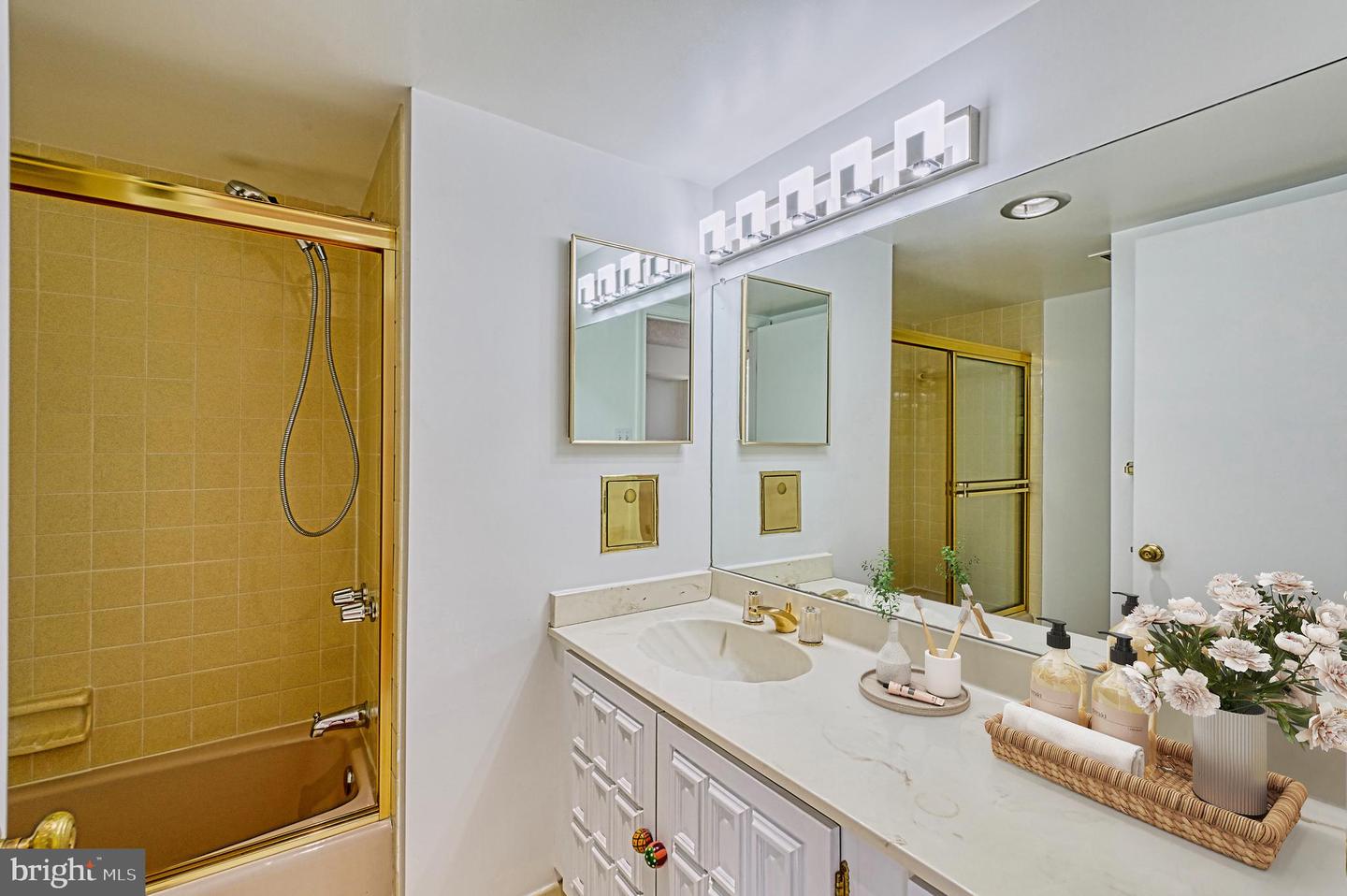 1101 S ARLINGTON RIDGE RD #216, ARLINGTON, Virginia 22202, 3 Bedrooms Bedrooms, ,3 BathroomsBathrooms,Residential,For sale,1101 S ARLINGTON RIDGE RD #216,VAAR2058112 MLS # VAAR2058112