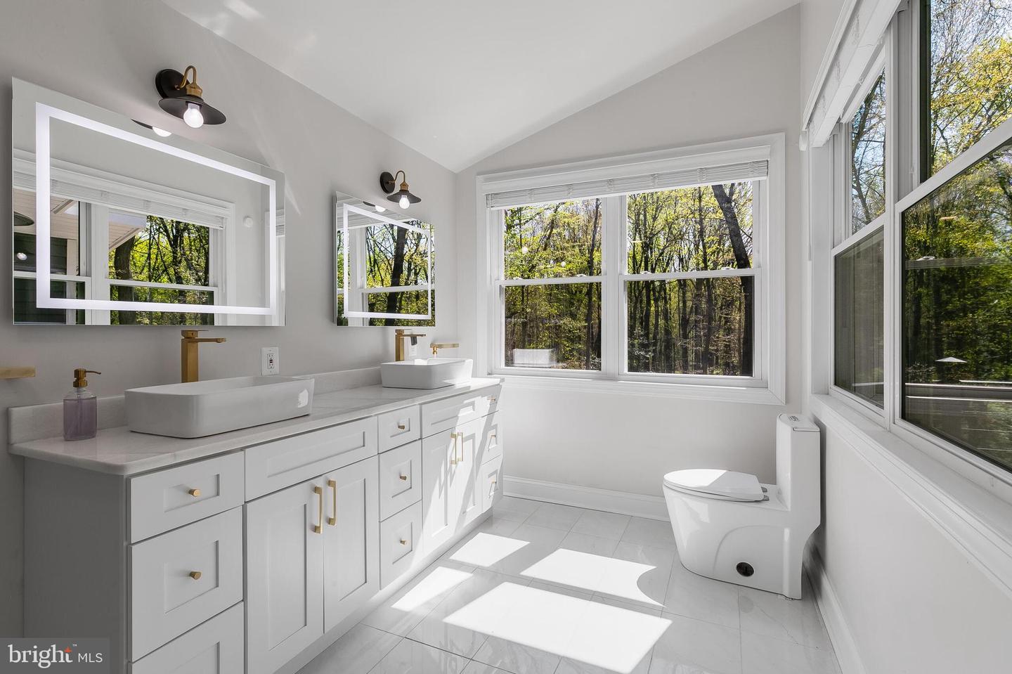 10217 LAWYERS RD, VIENNA, Virginia 22181, 4 Bedrooms Bedrooms, ,4 BathroomsBathrooms,Residential,For sale,10217 LAWYERS RD,VAFX2235354 MLS # VAFX2235354