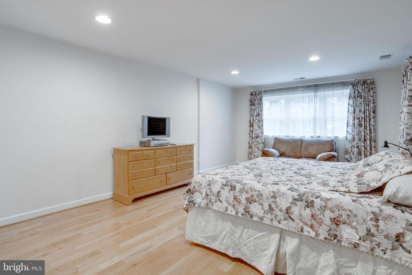 5337 RAVENSWORTH RD, SPRINGFIELD, Virginia 22151, 5 Bedrooms Bedrooms, ,3 BathroomsBathrooms,Residential,For sale,5337 RAVENSWORTH RD,VAFX2241250 MLS # VAFX2241250