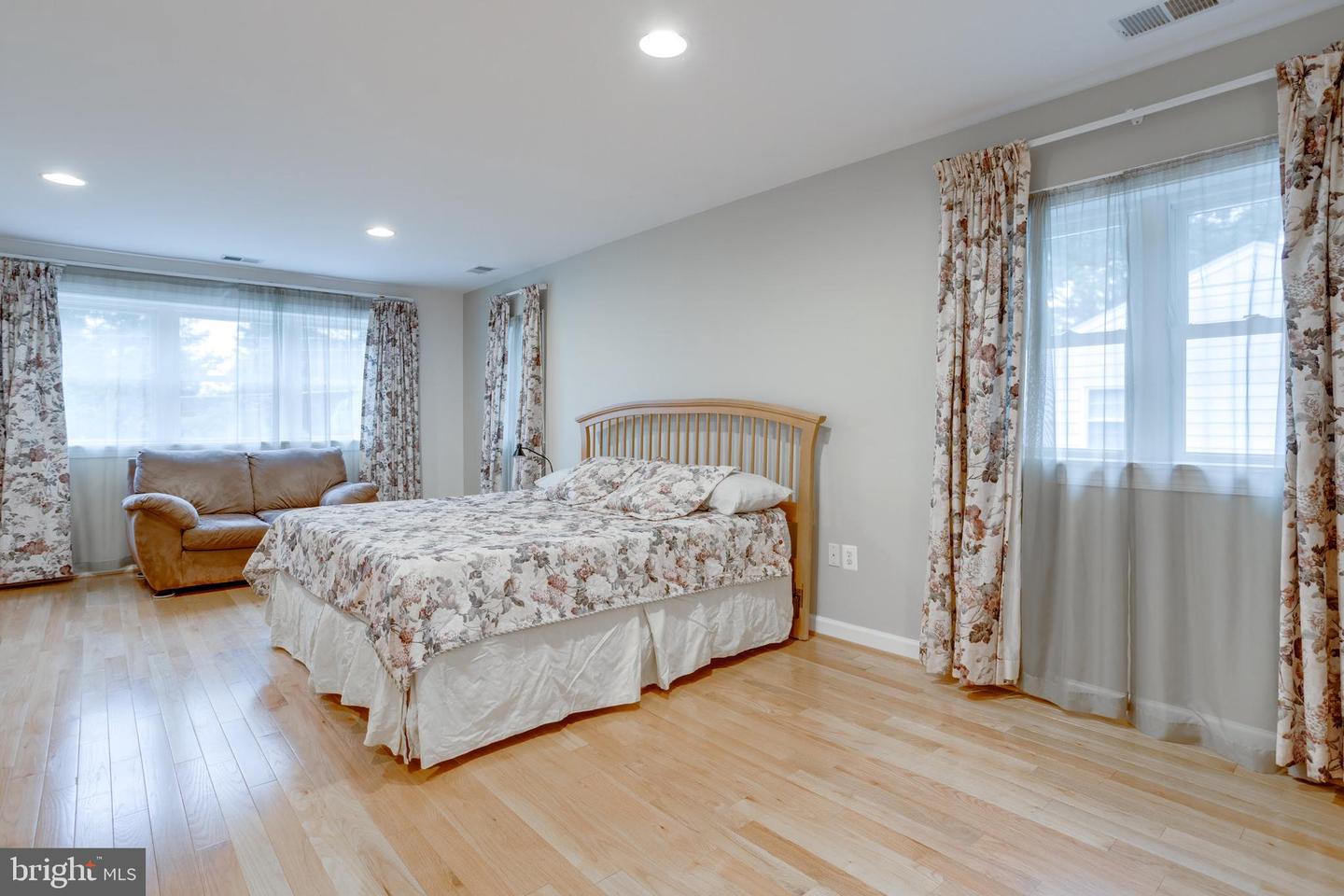 5337 RAVENSWORTH RD, SPRINGFIELD, Virginia 22151, 5 Bedrooms Bedrooms, ,3 BathroomsBathrooms,Residential,For sale,5337 RAVENSWORTH RD,VAFX2241250 MLS # VAFX2241250