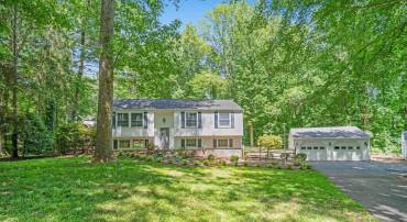 11921 APPLING VALLEY RD, FAIRFAX, Virginia 22030, 4 Bedrooms Bedrooms, ,2 BathroomsBathrooms,Residential,For sale,11921 APPLING VALLEY RD,VAFX2241772 MLS # VAFX2241772