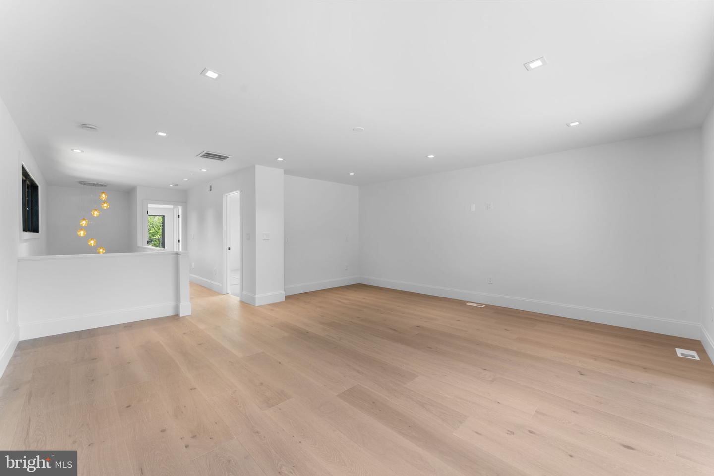 6940 SPRUCE ST, FALLS CHURCH, Virginia 22046, 5 Bedrooms Bedrooms, ,5 BathroomsBathrooms,Residential,For sale,6940 SPRUCE ST,VAFX2242032 MLS # VAFX2242032