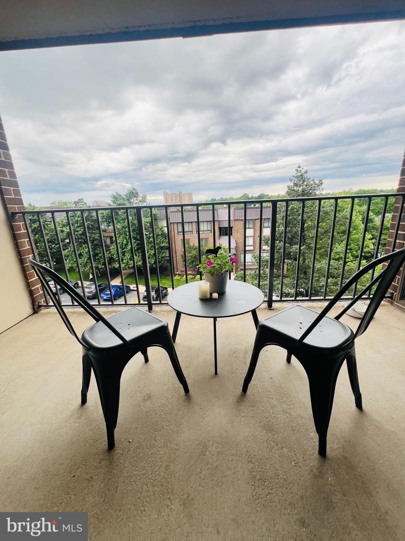 128 ROBERTS LN #301, ALEXANDRIA, Virginia 22314, 2 Bedrooms Bedrooms, ,2 BathroomsBathrooms,Residential,For sale,128 ROBERTS LN #301,VAAX2041800 MLS # VAAX2041800