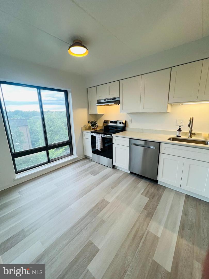 128 ROBERTS LN #301, ALEXANDRIA, Virginia 22314, 2 Bedrooms Bedrooms, ,2 BathroomsBathrooms,Residential,For sale,128 ROBERTS LN #301,VAAX2041800 MLS # VAAX2041800