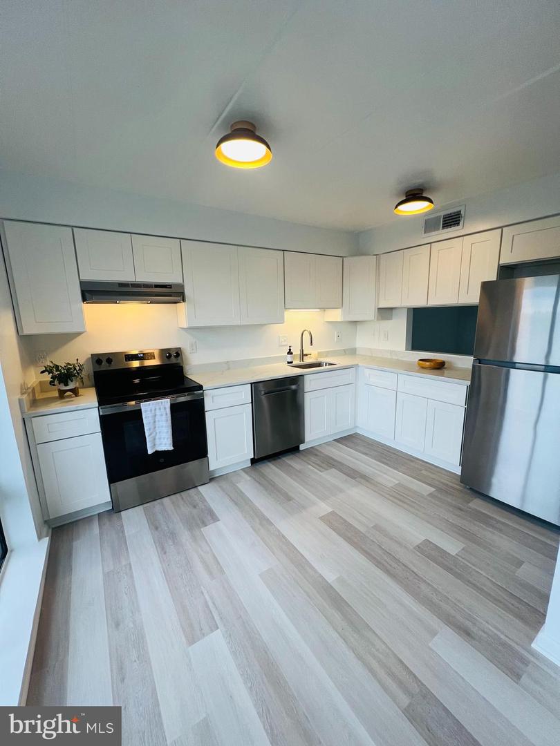 128 ROBERTS LN #301, ALEXANDRIA, Virginia 22314, 2 Bedrooms Bedrooms, ,2 BathroomsBathrooms,Residential,For sale,128 ROBERTS LN #301,VAAX2041800 MLS # VAAX2041800