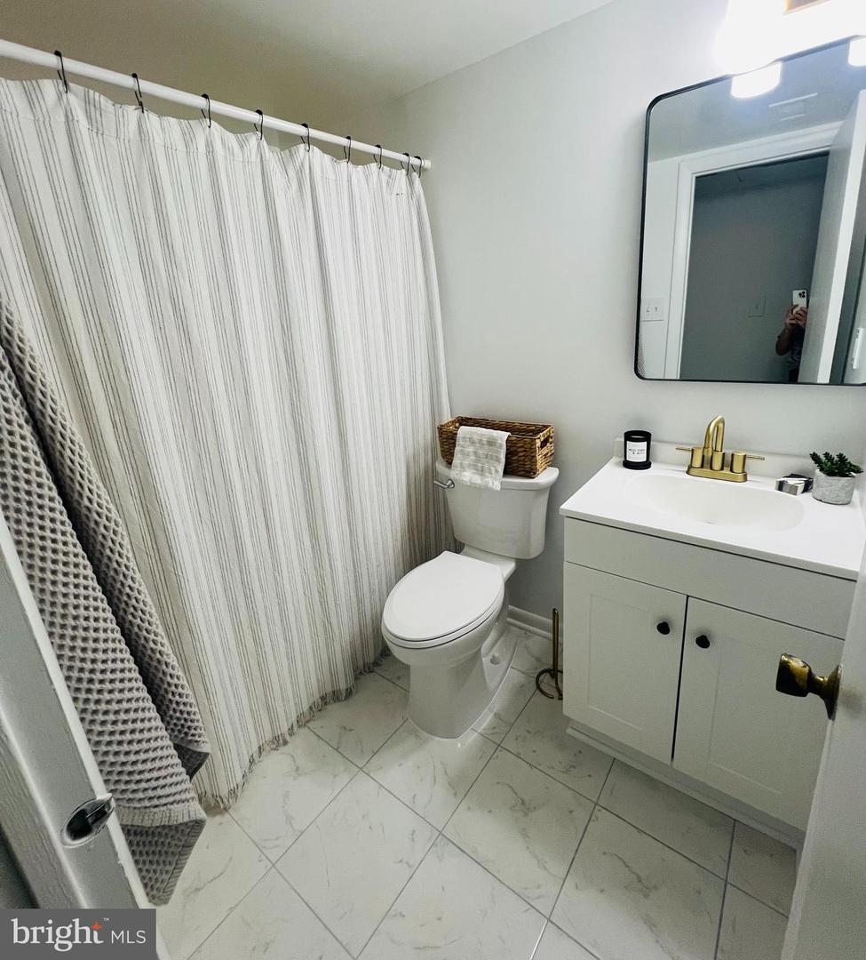 128 ROBERTS LN #301, ALEXANDRIA, Virginia 22314, 2 Bedrooms Bedrooms, ,2 BathroomsBathrooms,Residential,For sale,128 ROBERTS LN #301,VAAX2041800 MLS # VAAX2041800