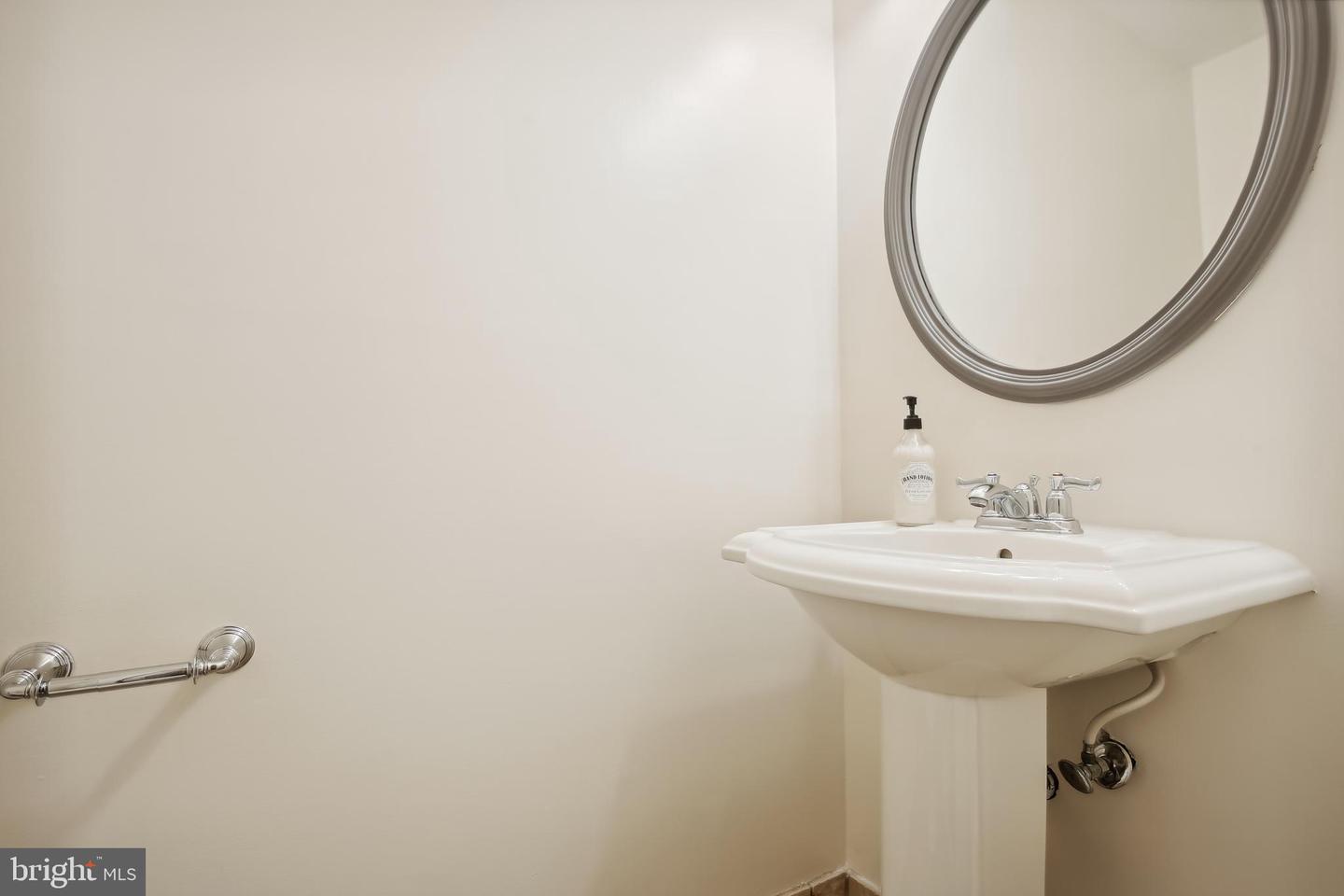 1802 21ST ST N, ARLINGTON, Virginia 22209, 2 Bedrooms Bedrooms, ,2 BathroomsBathrooms,Residential,For sale,1802 21ST ST N,VAAR2055118 MLS # VAAR2055118