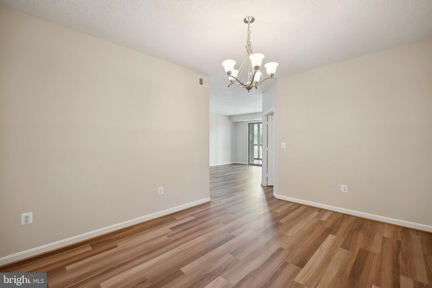 19370 MAGNOLIA GROVE SQ #208, LEESBURG, Virginia 20176, 2 Bedrooms Bedrooms, ,2 BathroomsBathrooms,Residential,For sale,19370 MAGNOLIA GROVE SQ #208,VALO2093776 MLS # VALO2093776