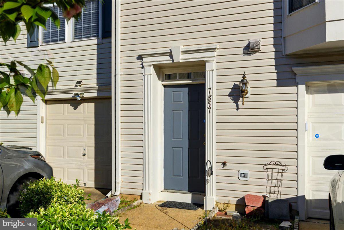 7857 DOGUE INDIAN CIR, LORTON, Virginia 22079, 3 Bedrooms Bedrooms, ,2 BathroomsBathrooms,Residential,For sale,7857 DOGUE INDIAN CIR,VAFX2234752 MLS # VAFX2234752