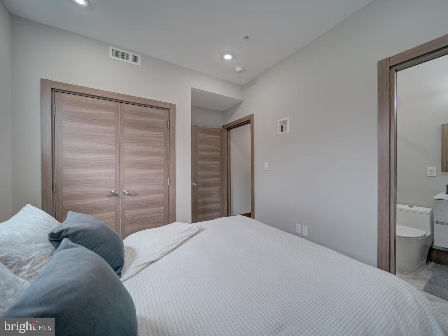 2109 M ST NE #5, WASHINGTON, District Of Columbia 20002, 2 Bedrooms Bedrooms, ,2 BathroomsBathrooms,Residential,For sale,2109 M ST NE #5,DCDC2196310 MLS # DCDC2196310
