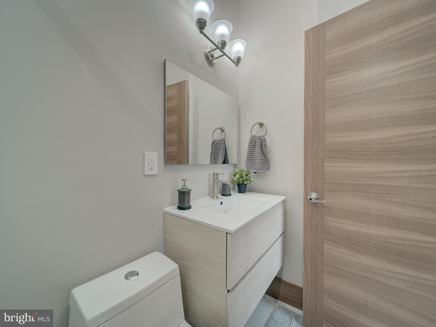 2109 M ST NE #5, WASHINGTON, District Of Columbia 20002, 2 Bedrooms Bedrooms, ,2 BathroomsBathrooms,Residential,For sale,2109 M ST NE #5,DCDC2196310 MLS # DCDC2196310