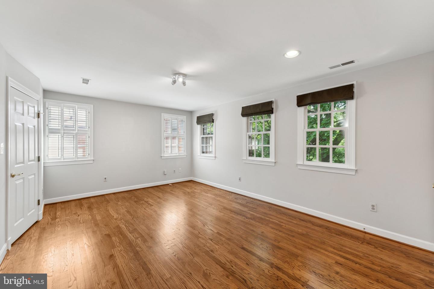 3240 RESERVOIR RD NW, WASHINGTON, District Of Columbia 20007, 3 Bedrooms Bedrooms, ,4 BathroomsBathrooms,Residential,For sale,3240 RESERVOIR RD NW,DCDC2199274 MLS # DCDC2199274
