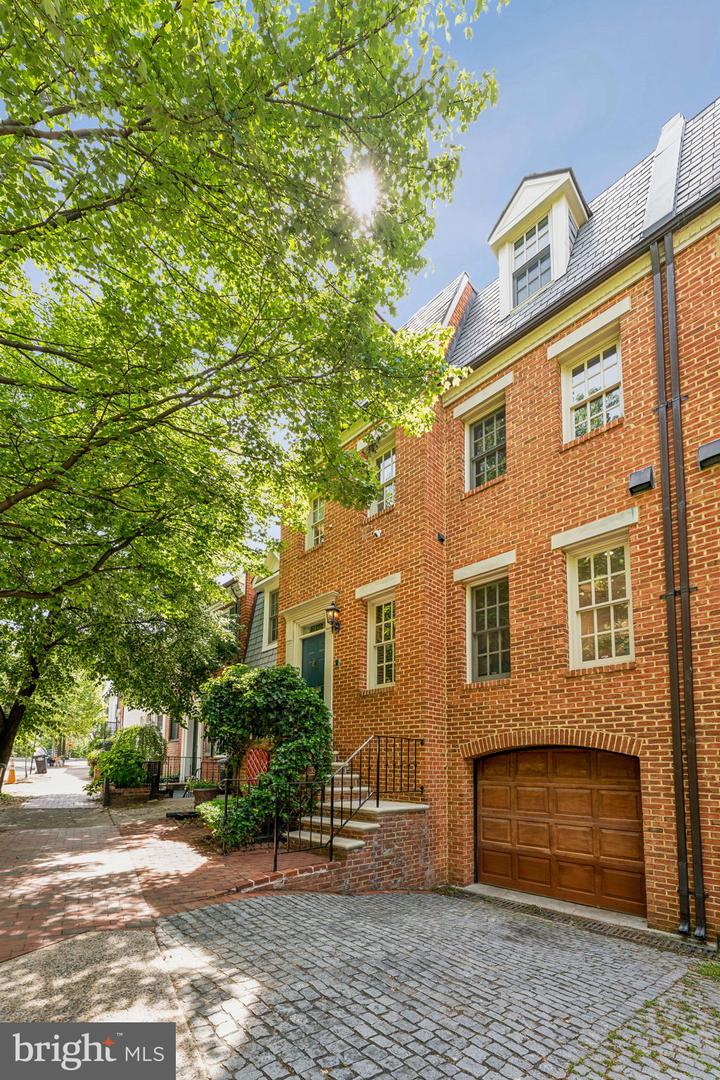 3240 RESERVOIR RD NW, WASHINGTON, District Of Columbia 20007, 3 Bedrooms Bedrooms, ,4 BathroomsBathrooms,Residential,For sale,3240 RESERVOIR RD NW,DCDC2199274 MLS # DCDC2199274