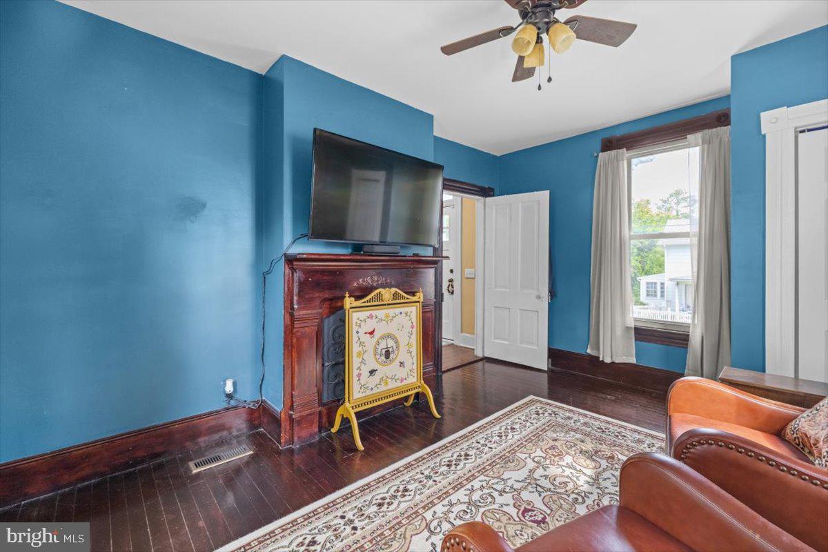 116 W 17TH ST, FRONT ROYAL, Virginia 22630, 3 Bedrooms Bedrooms, ,1 BathroomBathrooms,Residential,For sale,116 W 17TH ST,VAWR2011228 MLS # VAWR2011228