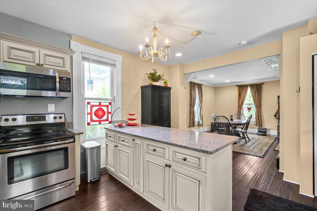 116 W 17TH ST, FRONT ROYAL, Virginia 22630, 3 Bedrooms Bedrooms, ,1 BathroomBathrooms,Residential,For sale,116 W 17TH ST,VAWR2011228 MLS # VAWR2011228