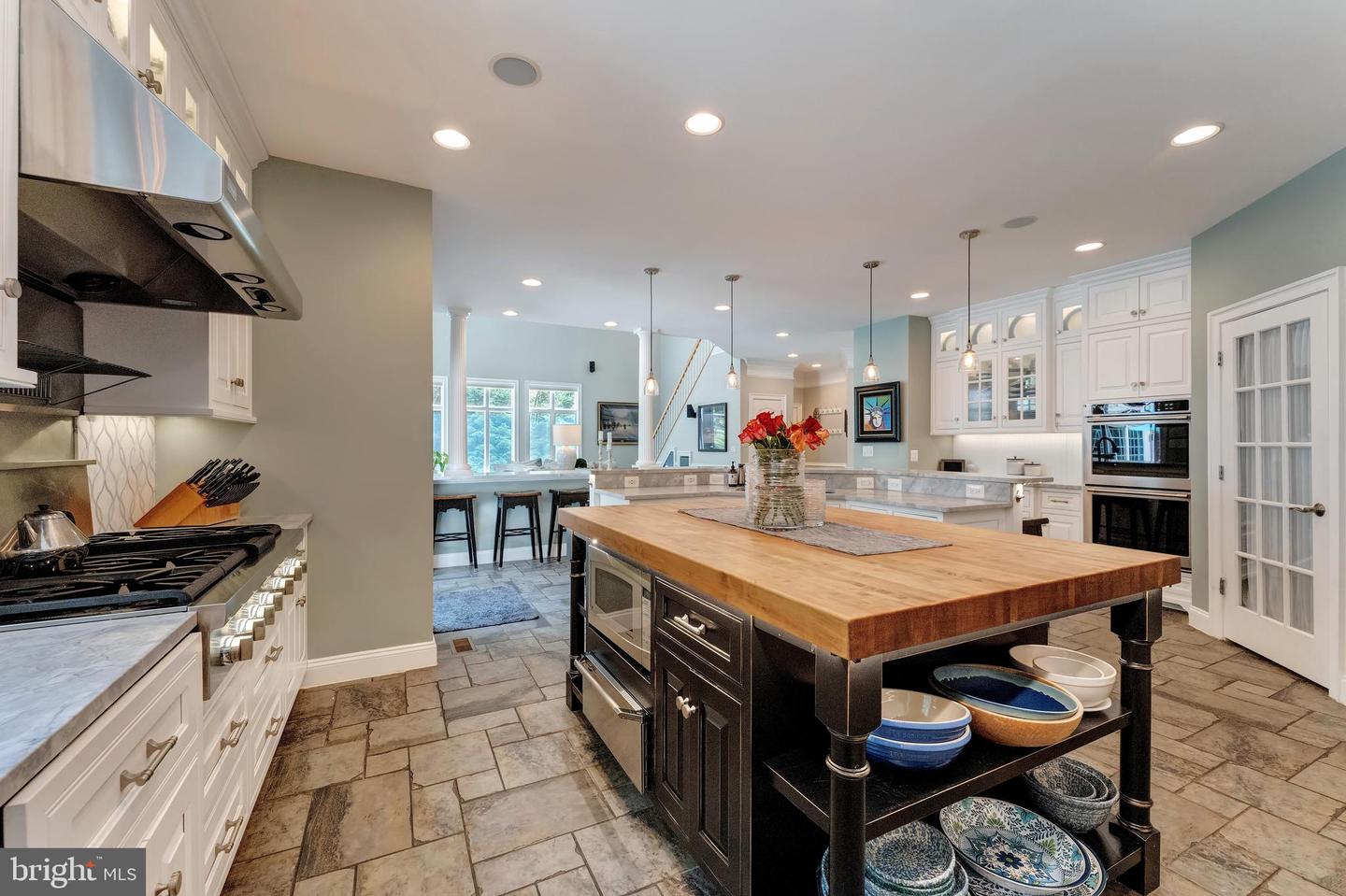5026 HUNTWOOD MANOR DR, FAIRFAX, Virginia 22030, 7 Bedrooms Bedrooms, ,8 BathroomsBathrooms,Residential,For sale,5026 HUNTWOOD MANOR DR,VAFX2242968 MLS # VAFX2242968