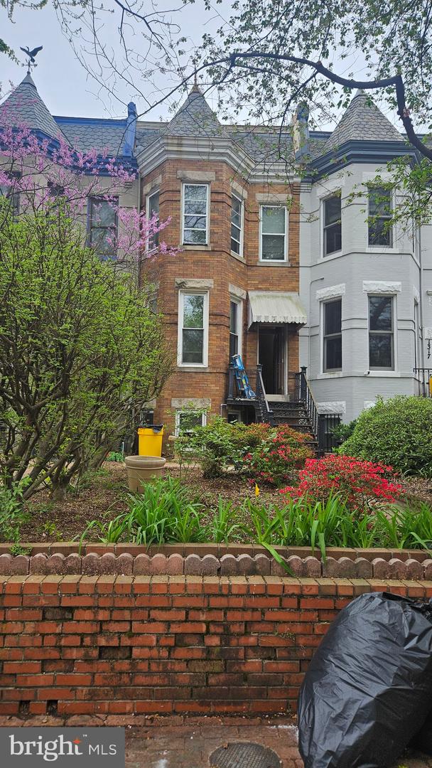 1319 EAST CAPITOL ST SE, WASHINGTON, District Of Columbia 20003, 4 Bedrooms Bedrooms, ,2 BathroomsBathrooms,Residential,For sale,1319 EAST CAPITOL ST SE,DCDC2194476 MLS # DCDC2194476