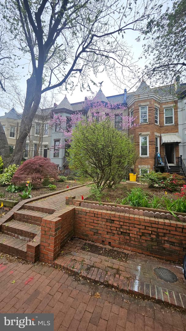 1319 EAST CAPITOL ST SE, WASHINGTON, District Of Columbia 20003, 4 Bedrooms Bedrooms, ,2 BathroomsBathrooms,Residential,For sale,1319 EAST CAPITOL ST SE,DCDC2194476 MLS # DCDC2194476