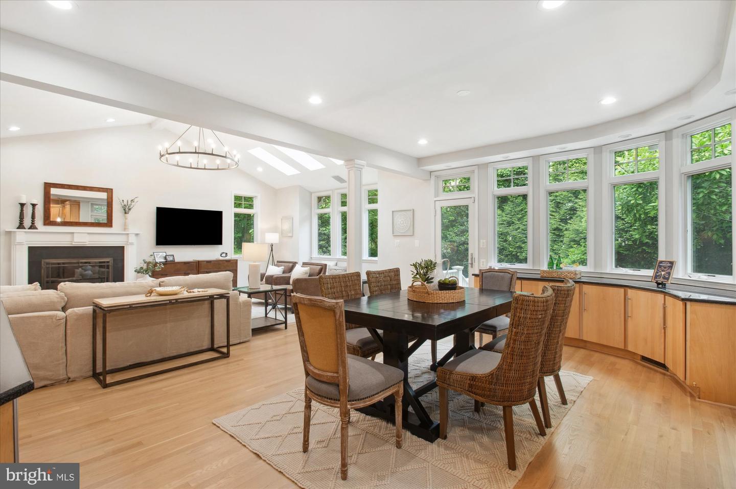 1655 HUNTING RIDGE CT, MCLEAN, Virginia 22101, 4 Bedrooms Bedrooms, ,4 BathroomsBathrooms,Residential,For sale,1655 HUNTING RIDGE CT,VAFX2242382 MLS # VAFX2242382