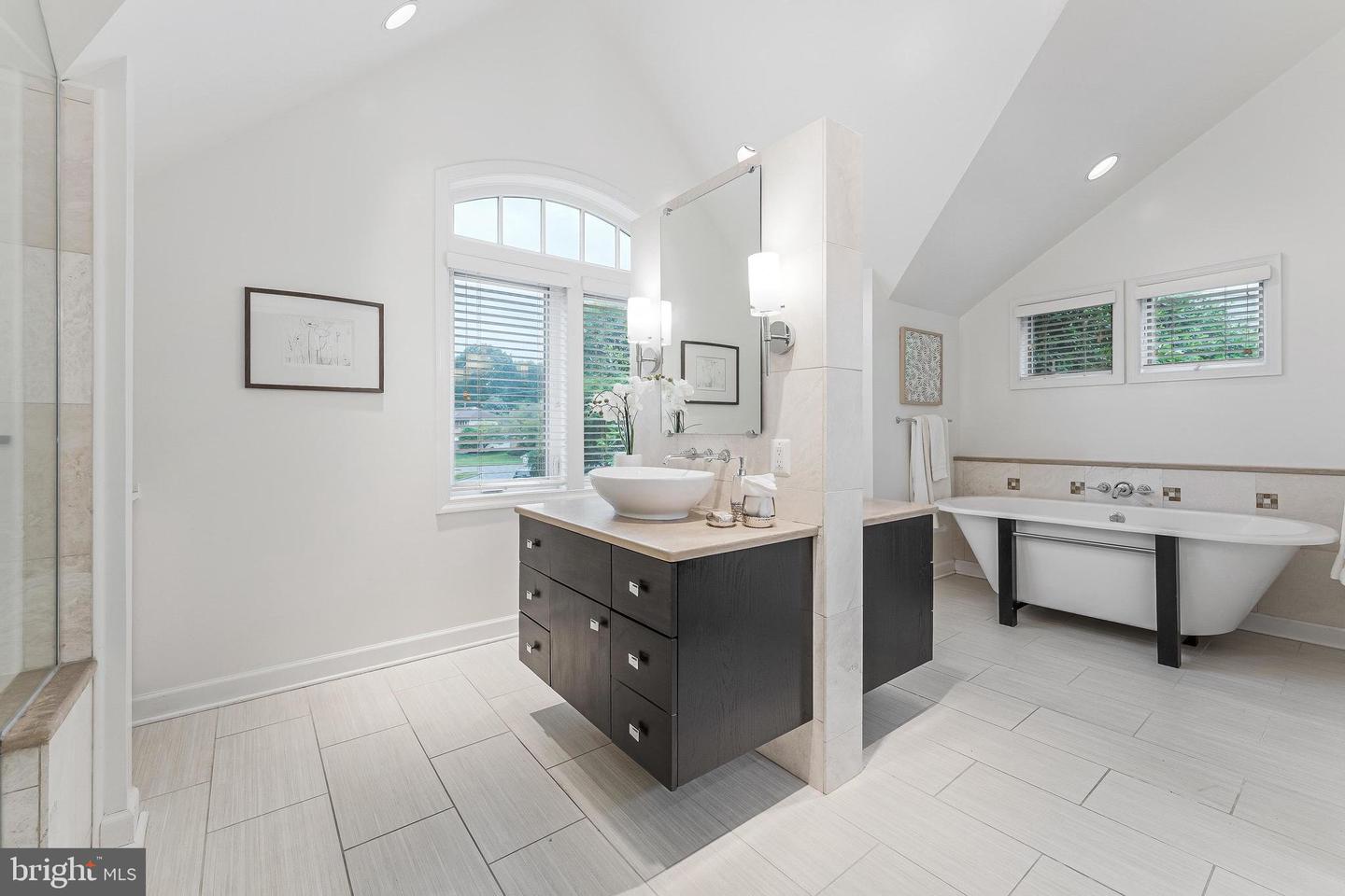 1655 HUNTING RIDGE CT, MCLEAN, Virginia 22101, 4 Bedrooms Bedrooms, ,4 BathroomsBathrooms,Residential,For sale,1655 HUNTING RIDGE CT,VAFX2242382 MLS # VAFX2242382