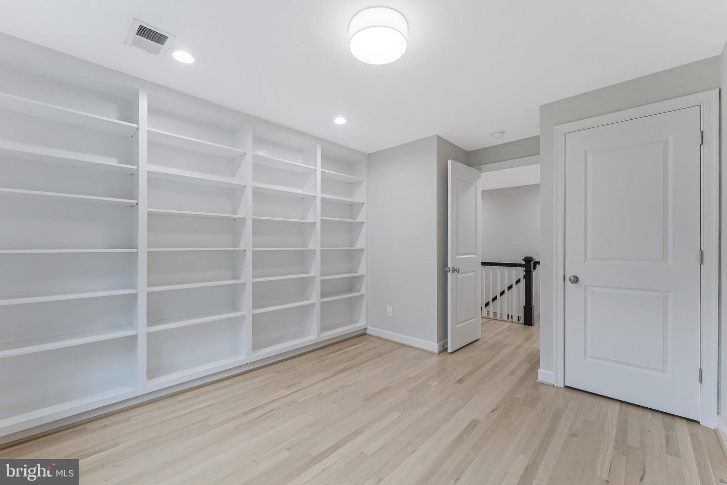 1655 HUNTING RIDGE CT, MCLEAN, Virginia 22101, 4 Bedrooms Bedrooms, ,4 BathroomsBathrooms,Residential,For sale,1655 HUNTING RIDGE CT,VAFX2242382 MLS # VAFX2242382