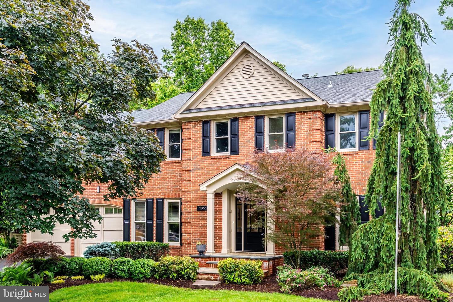 1655 HUNTING RIDGE CT, MCLEAN, Virginia 22101, 4 Bedrooms Bedrooms, ,4 BathroomsBathrooms,Residential,For sale,1655 HUNTING RIDGE CT,VAFX2242382 MLS # VAFX2242382