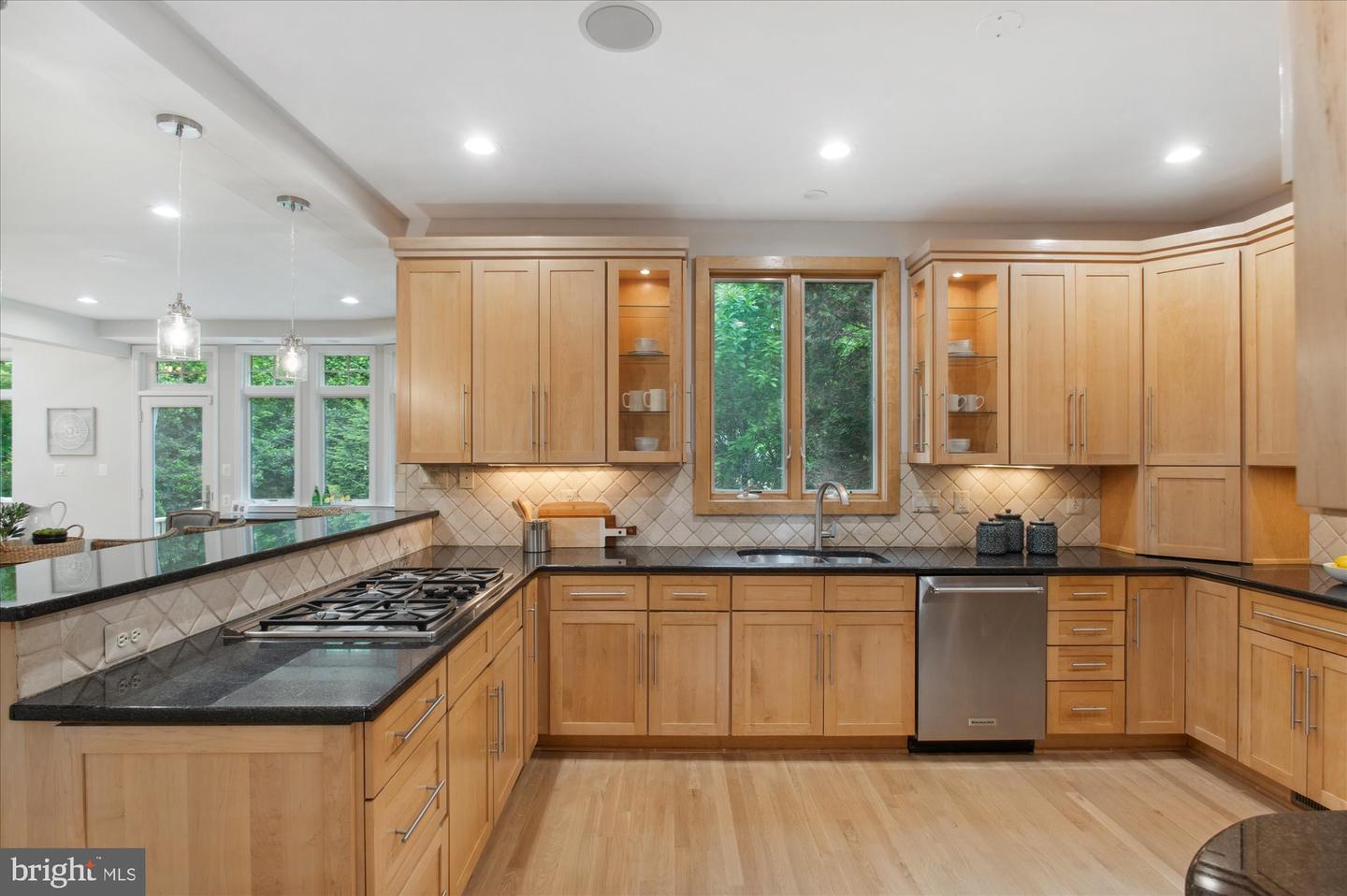 1655 HUNTING RIDGE CT, MCLEAN, Virginia 22101, 4 Bedrooms Bedrooms, ,4 BathroomsBathrooms,Residential,For sale,1655 HUNTING RIDGE CT,VAFX2242382 MLS # VAFX2242382