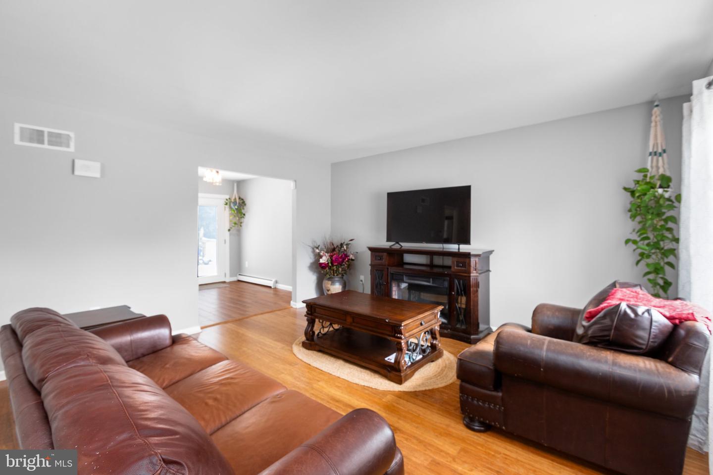 1704 HORNER RD, WOODBRIDGE, Virginia 22191, 4 Bedrooms Bedrooms, ,2 BathroomsBathrooms,Residential,For sale,1704 HORNER RD,VAPW2095566 MLS # VAPW2095566