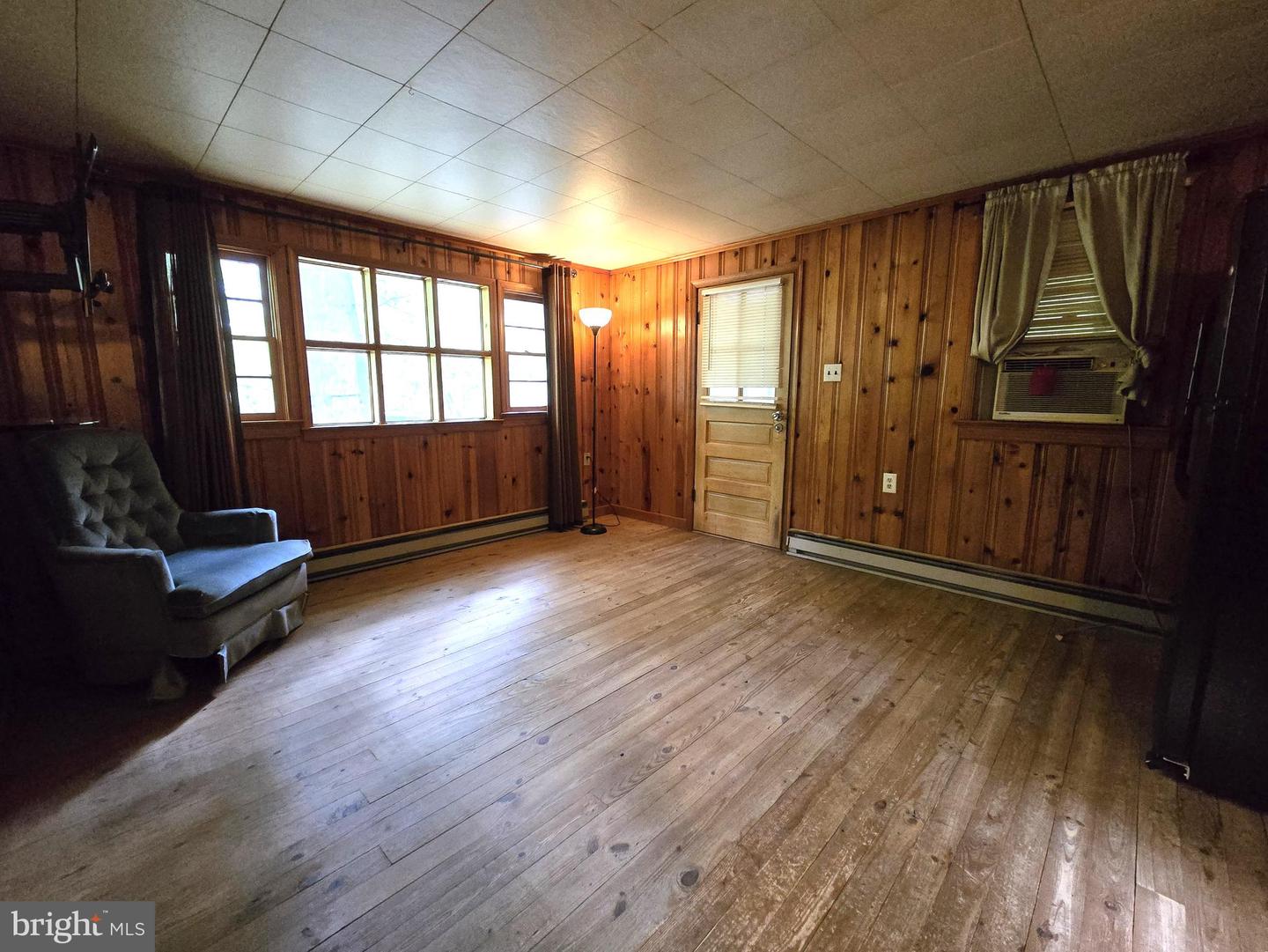 305 RACCOON DR, WINCHESTER, Virginia 22602, 1 Bedroom Bedrooms, 3 Rooms Rooms,1 BathroomBathrooms,Residential,For sale,305 RACCOON DR,VAFV2034402 MLS # VAFV2034402