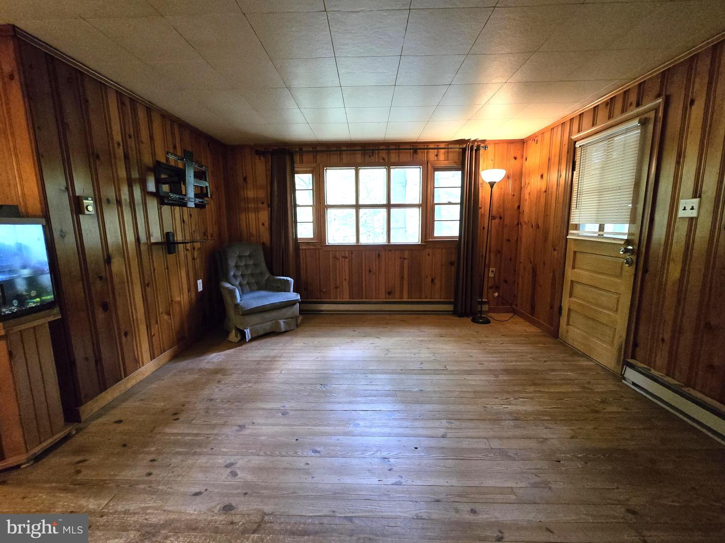 305 RACCOON DR, WINCHESTER, Virginia 22602, 1 Bedroom Bedrooms, 3 Rooms Rooms,1 BathroomBathrooms,Residential,For sale,305 RACCOON DR,VAFV2034402 MLS # VAFV2034402