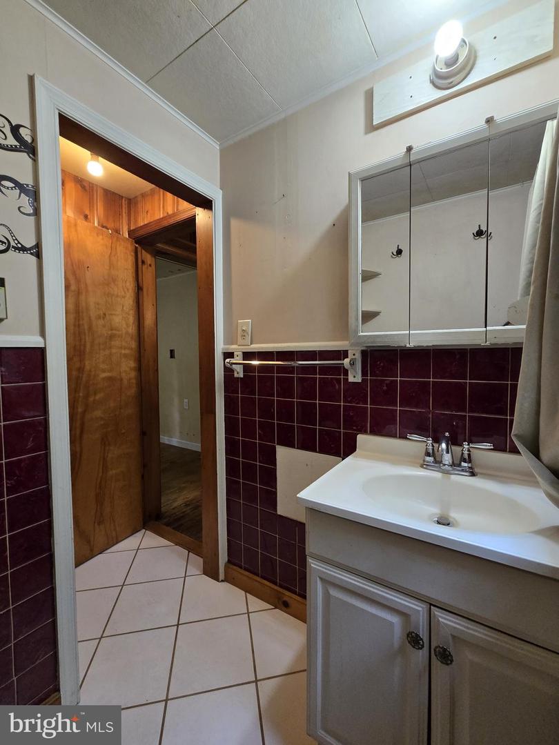 305 RACCOON DR, WINCHESTER, Virginia 22602, 1 Bedroom Bedrooms, 3 Rooms Rooms,1 BathroomBathrooms,Residential,For sale,305 RACCOON DR,VAFV2034402 MLS # VAFV2034402