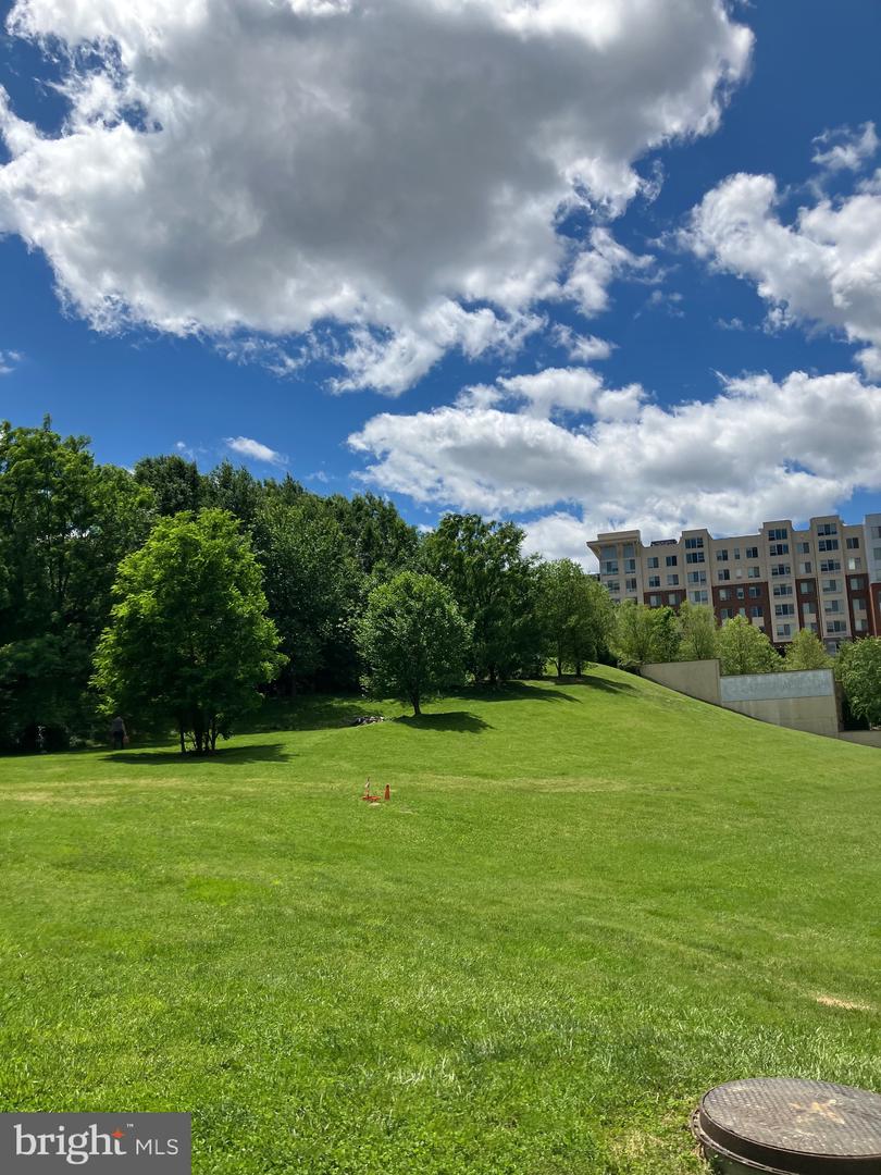8220 CRESTWOOD HEIGHTS DR #407, MCLEAN, Virginia 22102, 2 Bedrooms Bedrooms, ,2 BathroomsBathrooms,Residential,For sale,8220 CRESTWOOD HEIGHTS DR #407,VAFX2242222 MLS # VAFX2242222