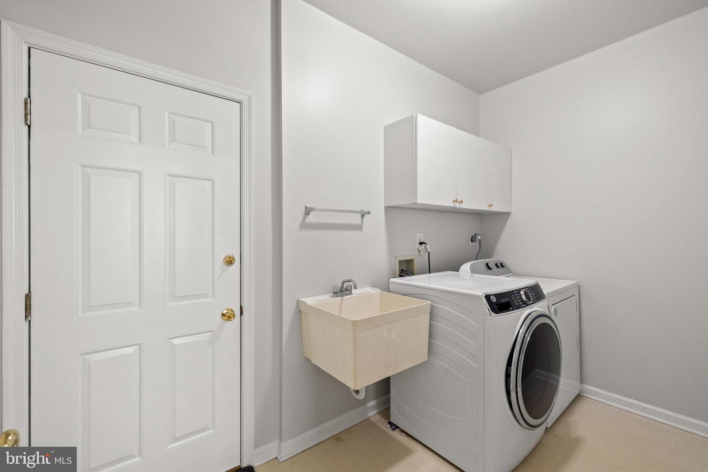 3725 FREEHILL LN, FAIRFAX, Virginia 22033, 4 Bedrooms Bedrooms, ,3 BathroomsBathrooms,Residential,For sale,3725 FREEHILL LN,VAFX2242938 MLS # VAFX2242938