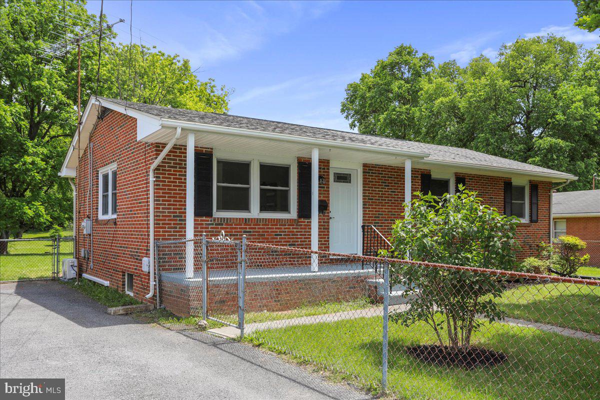 12 MONTAGUE CIR, WINCHESTER, Virginia 22601, 3 Bedrooms Bedrooms, 5 Rooms Rooms,1 BathroomBathrooms,Residential,For sale,12 MONTAGUE CIR,VAWI2007640 MLS # VAWI2007640