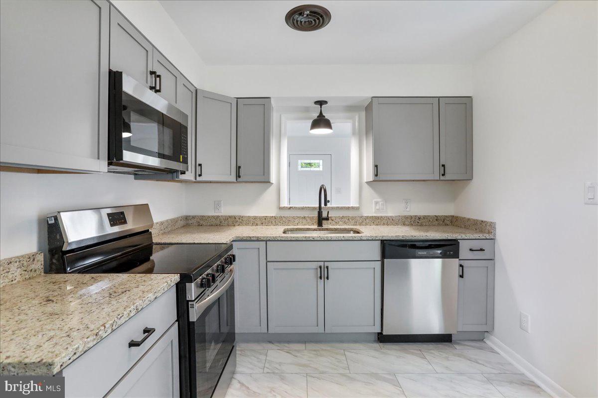 12 MONTAGUE CIR, WINCHESTER, Virginia 22601, 3 Bedrooms Bedrooms, 5 Rooms Rooms,1 BathroomBathrooms,Residential,For sale,12 MONTAGUE CIR,VAWI2007640 MLS # VAWI2007640