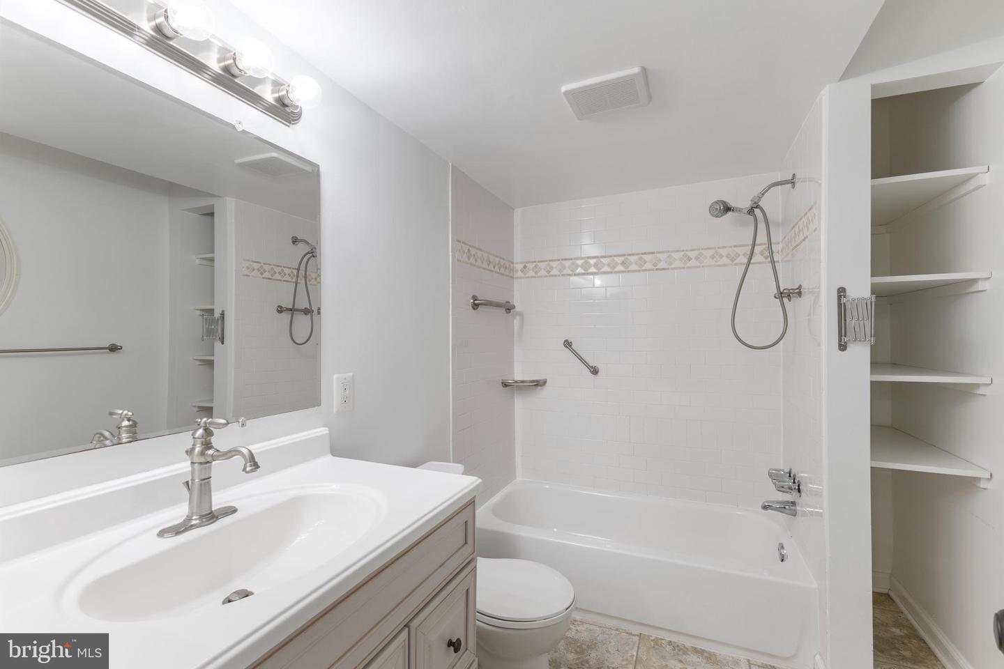 7804 DASSETT CT #202, ANNANDALE, Virginia 22003, 2 Bedrooms Bedrooms, ,2 BathroomsBathrooms,Residential,For sale,7804 DASSETT CT #202,VAFX2234146 MLS # VAFX2234146