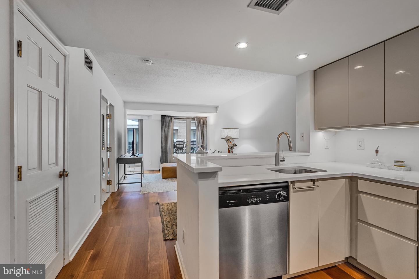 801 PENNSYLVANIA AVE NW #1125, WASHINGTON, District Of Columbia 20004, 1 Bedroom Bedrooms, ,1 BathroomBathrooms,Residential,For sale,801 PENNSYLVANIA AVE NW #1125,DCDC2200538 MLS # DCDC2200538