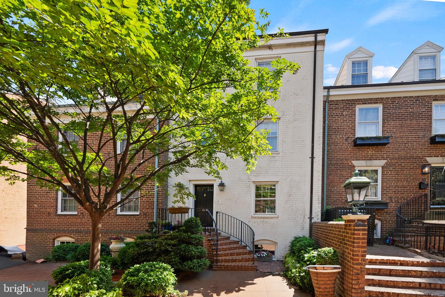 116 CAMERON MEWS, ALEXANDRIA, Virginia 22314, 4 Bedrooms Bedrooms, ,3 BathroomsBathrooms,Residential,For sale,116 CAMERON MEWS,VAAX2045730 MLS # VAAX2045730