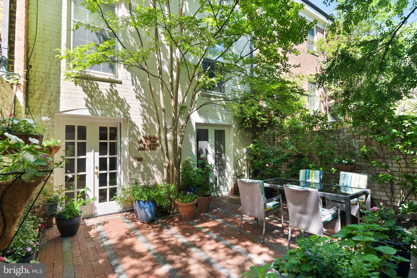 116 CAMERON MEWS, ALEXANDRIA, Virginia 22314, 4 Bedrooms Bedrooms, ,3 BathroomsBathrooms,Residential,For sale,116 CAMERON MEWS,VAAX2045730 MLS # VAAX2045730