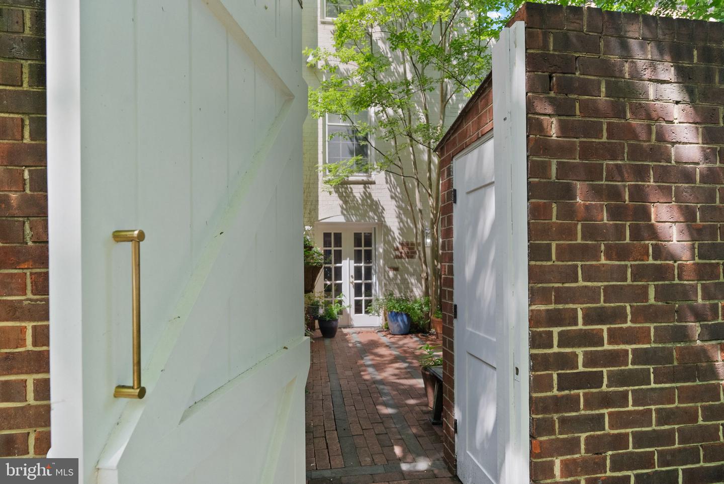 116 CAMERON MEWS, ALEXANDRIA, Virginia 22314, 4 Bedrooms Bedrooms, ,3 BathroomsBathrooms,Residential,For sale,116 CAMERON MEWS,VAAX2045730 MLS # VAAX2045730