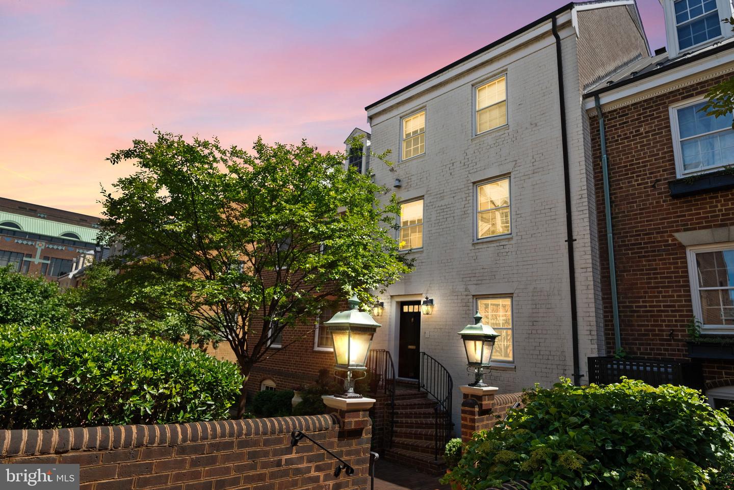 116 CAMERON MEWS, ALEXANDRIA, Virginia 22314, 4 Bedrooms Bedrooms, ,3 BathroomsBathrooms,Residential,For sale,116 CAMERON MEWS,VAAX2045730 MLS # VAAX2045730
