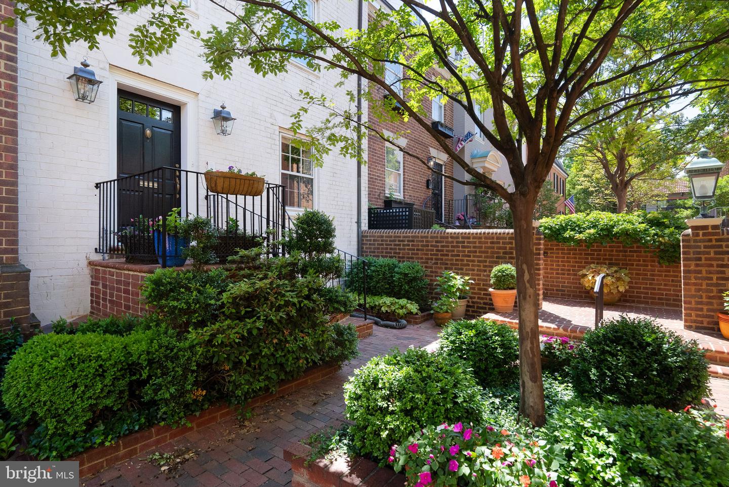 116 CAMERON MEWS, ALEXANDRIA, Virginia 22314, 4 Bedrooms Bedrooms, ,3 BathroomsBathrooms,Residential,For sale,116 CAMERON MEWS,VAAX2045730 MLS # VAAX2045730