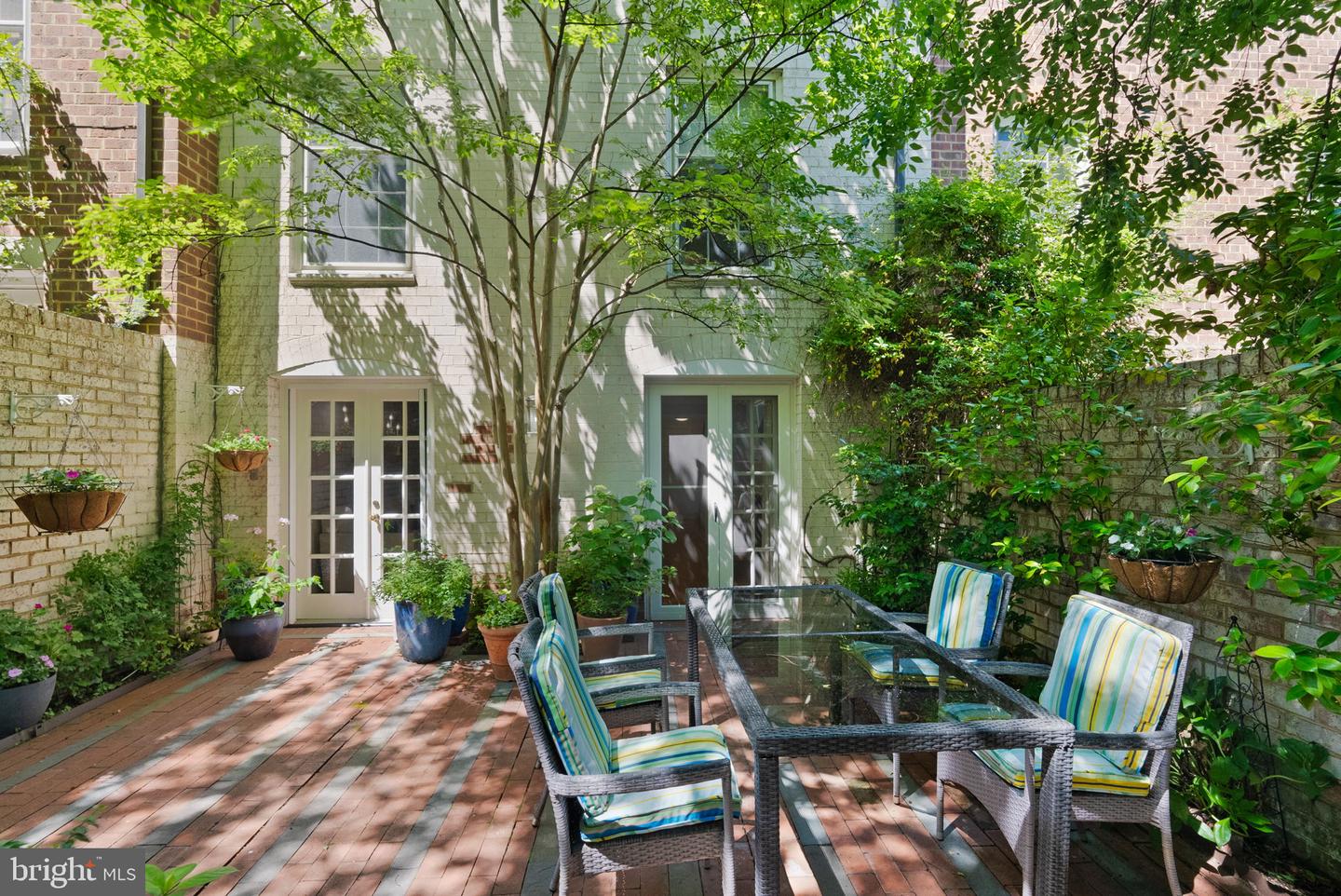 116 CAMERON MEWS, ALEXANDRIA, Virginia 22314, 4 Bedrooms Bedrooms, ,3 BathroomsBathrooms,Residential,For sale,116 CAMERON MEWS,VAAX2045730 MLS # VAAX2045730